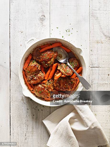 pomegranate chicken with carrots in a white pot - annabelle(2014) ストックフォトと画像
