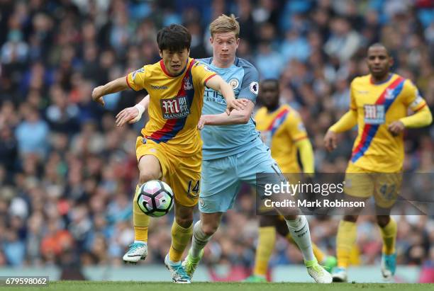 Chung-yong Lee of Crystal Palace and Kevin De Bruyne of Manchester City compete for the ball during the Premier League match between Manchester City...