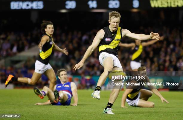 Jack Riewoldt of the Tigers snaps the ball during the 2017 AFL round 07 match between the Western Bulldogs and the Richmond Tigers at Etihad Stadium...