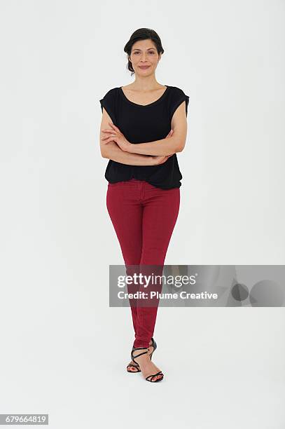 portrait of woman - rode spijkerbroek stockfoto's en -beelden