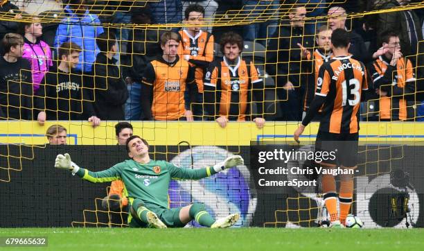 Hull City's Eldin Jakupovic, left, and Hull City's Andrea Ranocchia react after Sunderland's Jermain Defoe scored his sides second goal during the...