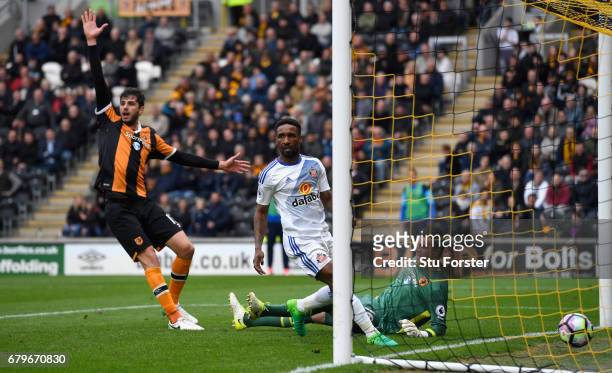 Jermain Defoe of Sunderland scores the second goal during the Premier League match between Hull City and Sunderland at KCOM Stadium on May 6, 2017 in...