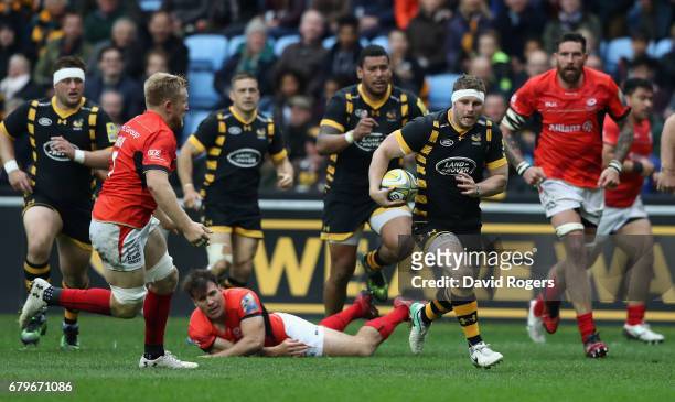 Thomas Young of Wasps breaks with the ball during the Aviva Premiership match between Wasps and Saracens at The Ricoh Arena on May 6, 2017 in...