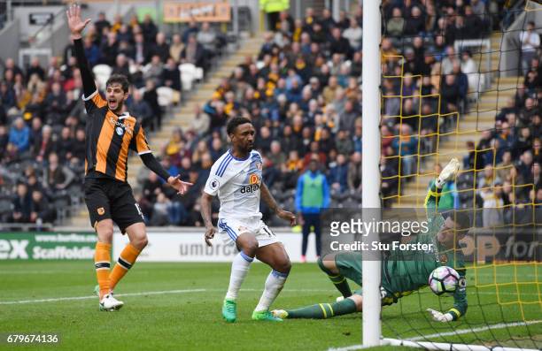 Jermain Defoe of Sunderland scores his sides second goal past Eldin Jakupovic of Hull City as Andrea Ranocchia of Hull City appeals for offside...