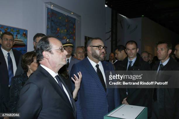 French President Francois Hollande and Morocco's King Mohammed VI visit 'Tresor de l'Islam en Afrique' at Institut du Monde Arabe on May 6, 2017 in...