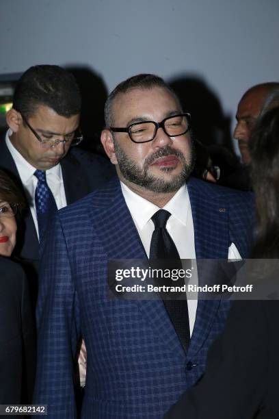 Morocco's King Mohammed VI visit 'Tresor de l'Islam en Afrique' at Institut du Monde Arabe on May 6, 2017 in Paris, France.