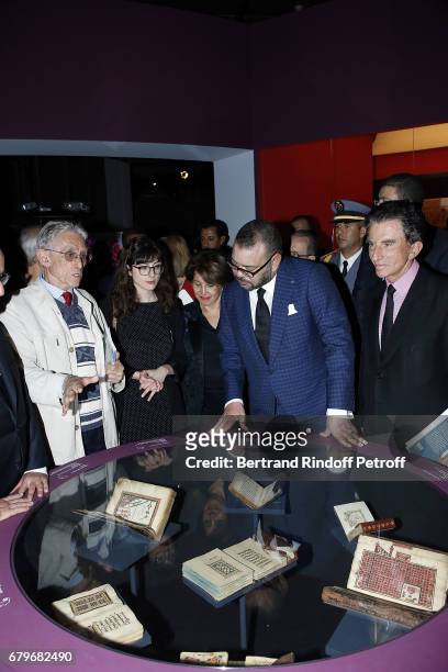 Morocco's King Mohammed VI and President of I.M.A. Jack Lang visit 'Tresor de l'Islam en Afrique' at Institut du Monde Arabe on May 6, 2017 in Paris,...