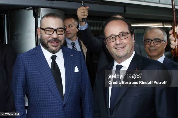Morocco's King Mohammed VI and French President Francois Hollande visit 'Tresor de l'Islam en Afrique' at Institut du Monde Arabe on May 6, 2017 in...