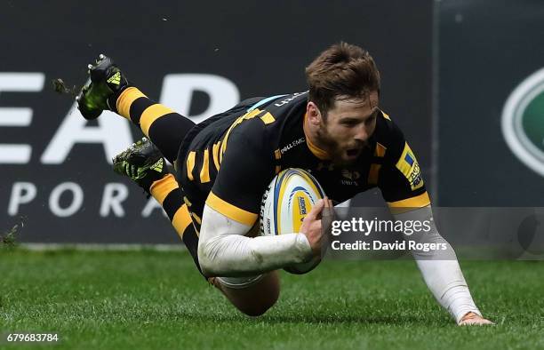 Elliot Daly of Wasps dives over for their fourth try during the Aviva Premiership match between Wasps and Saracens at The Ricoh Arena on May 6, 2017...