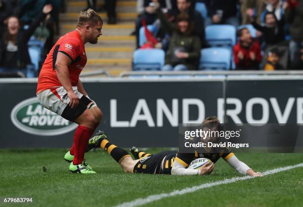 Elliot Daly of Wasps dives over for their fourth try during the Aviva Premiership match between Wasps and Saracens at The Ricoh Arena on May 6, 2017...