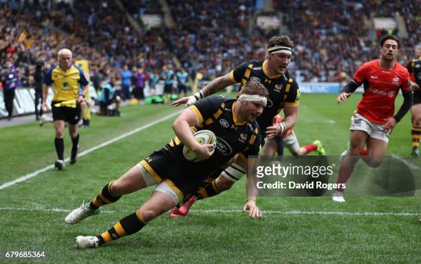 Thomas Young of Wasps dives over for his third try during the Aviva Premiership match between Wasps and Saracens at The Ricoh Arena on May 6, 2017 in...