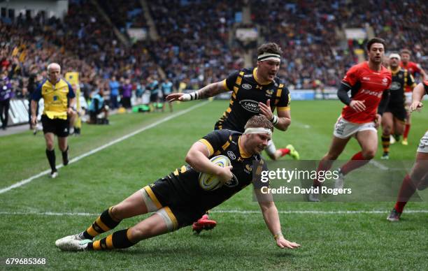 Thomas Young of Wasps dives over for his third try during the Aviva Premiership match between Wasps and Saracens at The Ricoh Arena on May 6, 2017 in...