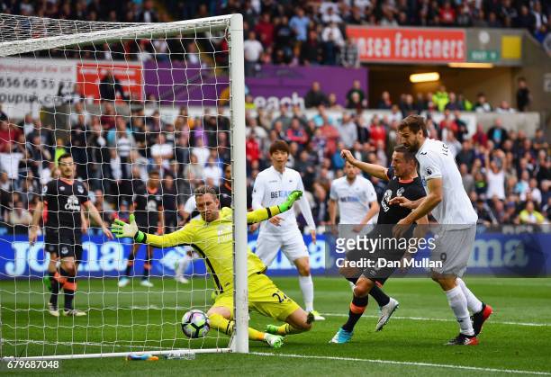 Fernando Llorente of Swansea City scores his sides first goal during the Premier League match between Swansea City and Everton at the Liberty Stadium...