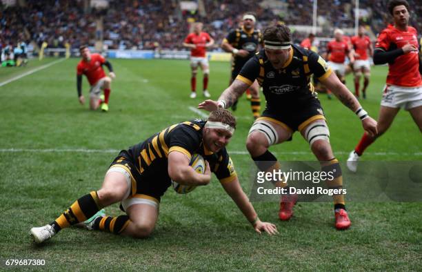 Thomas Young of Wasps celebrates with team mate Guy Thompson after scoring his third try during the Aviva Premiership match between Wasps and...
