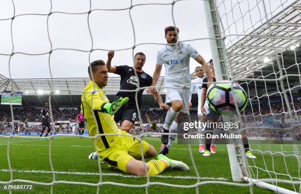 Fernando Llorente of Swansea City scores his sides first goal during the Premier League match between Swansea City and Everton at the Liberty Stadium...