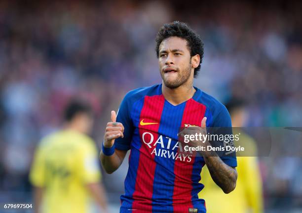 Neymar of FC Barcelona celebrates after scoring his team's opening goal during of the La Liga match between FC Barcelona and Villarreal CF at Camp...