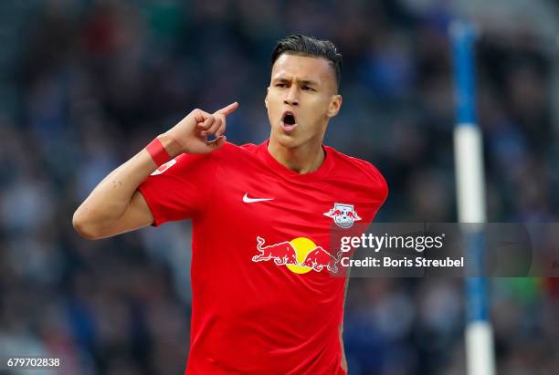 Davie Selke of RB Leipzig celebrates with team mates after scoring his team's fourth goal during the Bundesliga match between Hertha BSC and RB...