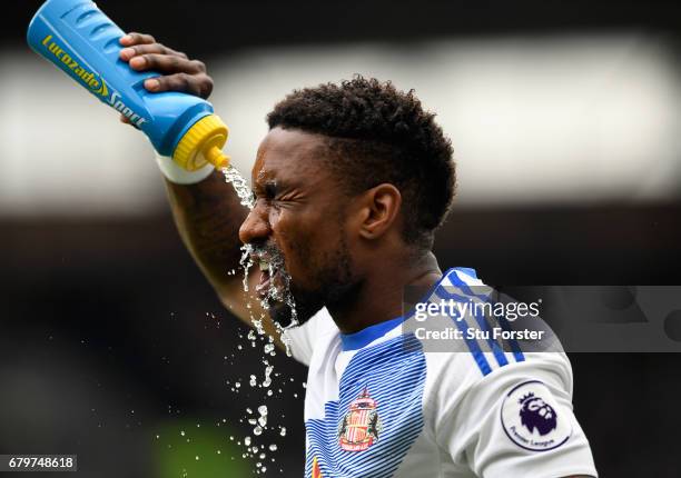 Jermain Defoe of Sunderland pours water over his face before the Premier League match between Hull City and Sunderland at KCOM Stadium on May 6, 2017...