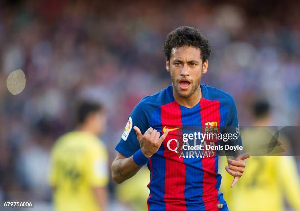 Neymar of FC Barcelona celebrates after scoring his team's opening goal during of the La Liga match between FC Barcelona and Villarreal CF at Camp...