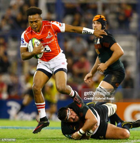 Kotaro Matsushima of Sunwolves evades a tackle from Ramiro Herrera of Jaguares during the Super Rugby match between Jaguares and Sunwolves at Estadio...