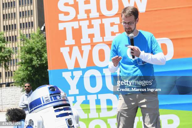 Southeast Region Managing Director of UNICEF Jeremy Cole and R2-D2 attend UNICEF Kid Power Atlanta at Lenox Square on May 6, 2017 in Atlanta, Georgia.
