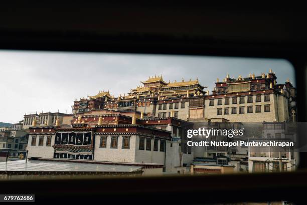 songzanlin tibetan buddhist monastery, gadan, shangrila, yunnan. - songzanlin monastery fotografías e imágenes de stock