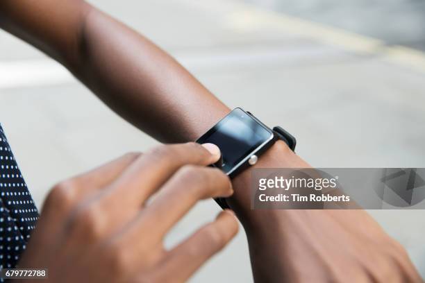 close up of woman using smart watch - reloj inteligente fotografías e imágenes de stock