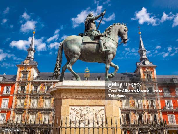 spain, madrid, plaza mayor square - panaderia house and philip iii - statue de philippe iii photos et images de collection