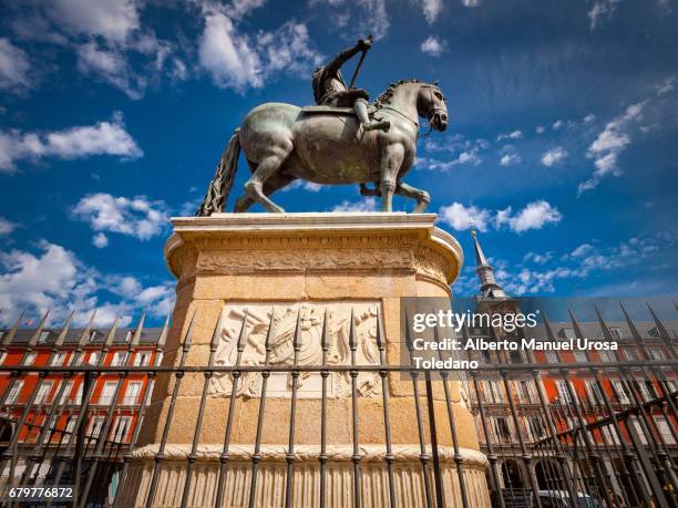 spain, madrid, plaza mayor square - panaderia house and philip iii - statue de philippe iii photos et images de collection