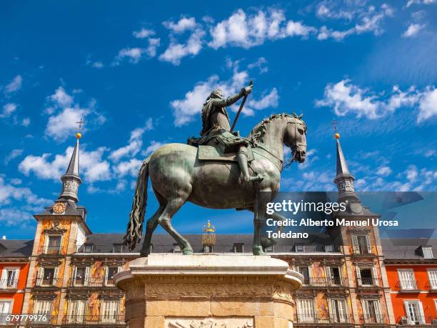 spain, madrid, plaza mayor square - panaderia house and philip iii - statue de philippe iii photos et images de collection