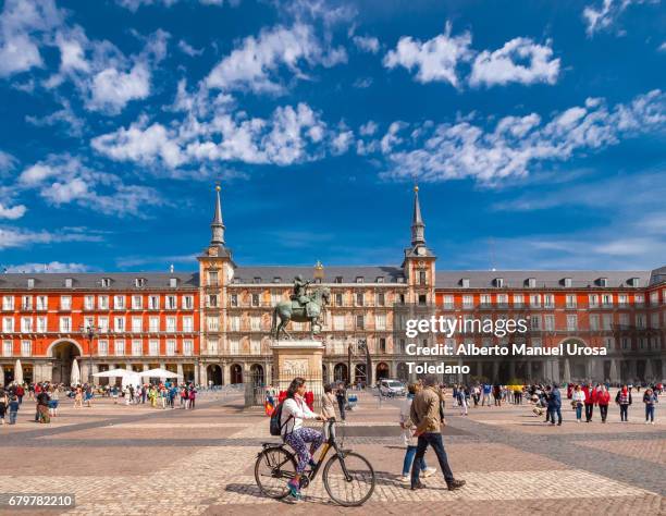 spain, madrid, plaza mayor square - panaderia house and philip iii - statue de philippe iii photos et images de collection