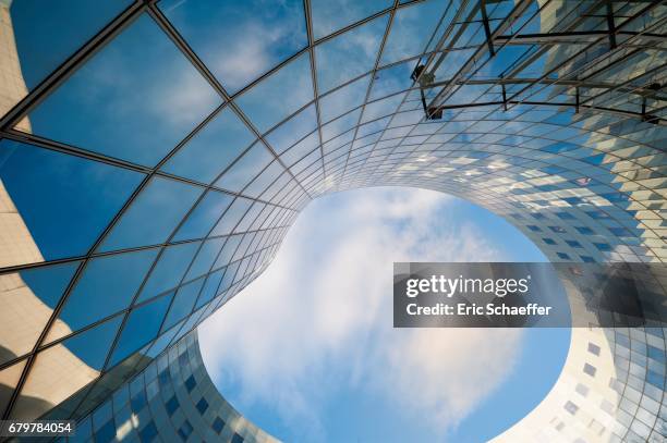 architecture abstraite bleue - quartier financier stock pictures, royalty-free photos & images