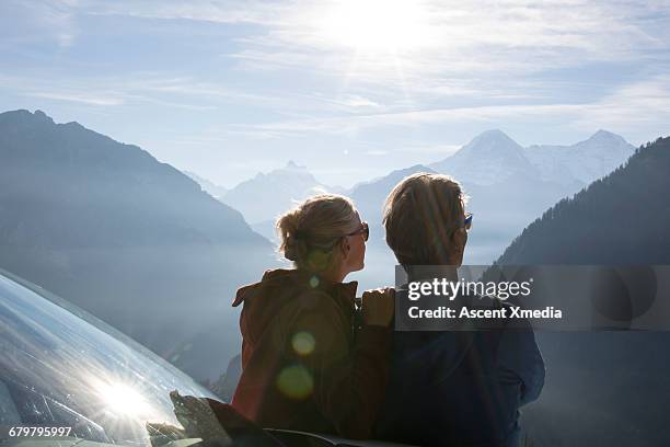 couple relax against car door, look out over mtns - look back 個照片及圖片檔