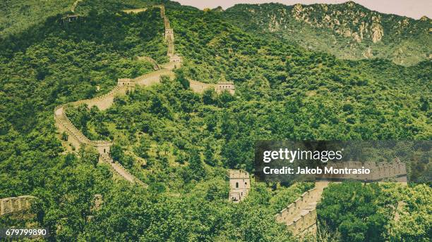 the great wall of china with very little tourists - jakob montrasio stock pictures, royalty-free photos & images