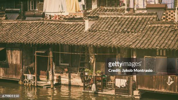 a typical house in wuzhen - jakob montrasio stock pictures, royalty-free photos & images