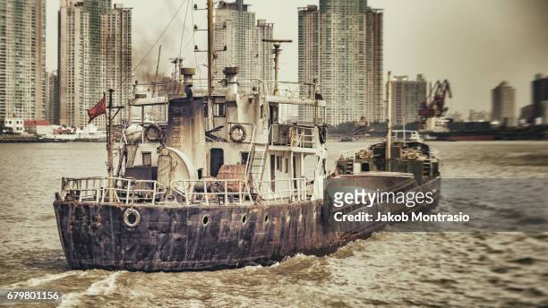 a boat on the huangpu - jakob montrasio stock pictures, royalty-free photos & images