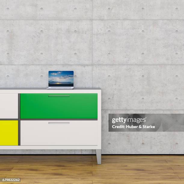 sideboard with laptop in front of concrete wall - holzboden - fotografias e filmes do acervo