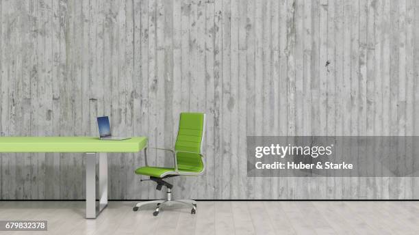 desk with laptop in front of concrete wall - berufliche beschäftigung 個照片及圖片檔