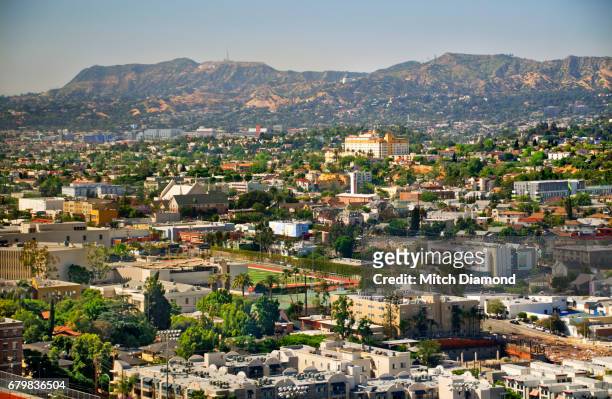 view of los angeles to the hollywood hills - hollywood hills fotografías e imágenes de stock