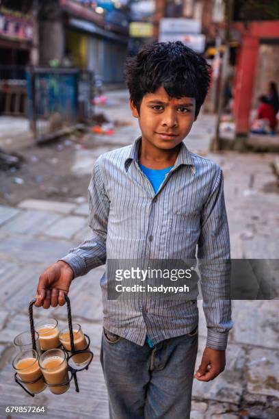 indiens petit garçon vendant chai sur les rues de katmandou, népal - epices indienne photos et images de collection