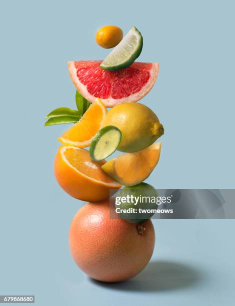 assorted citrus fruits stack still life. - fruta tropical fotografías e imágenes de stock