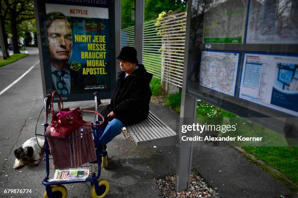 An elderly woman waits for an bus to evacuate her as part of the evacuation of 50,000 people on May 7, 2017 in Hanover, Germany. Bomb disposal...