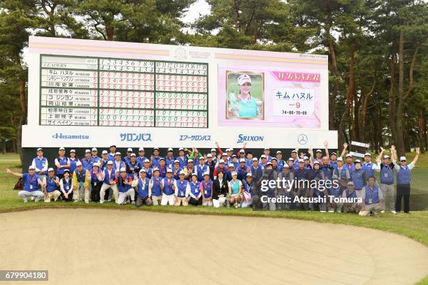 Ha-Neul Kim of South Korea poses with tournament volunteers after winning the World Ladies Championship Salonpas Cup at the Ibaraki Golf Club on May...