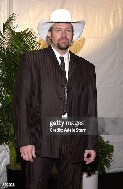 Male Vocalist of the year, Toby Keith arrives November 7, 2001 at the Country Music Association Awards in Nashville, Tennessee.