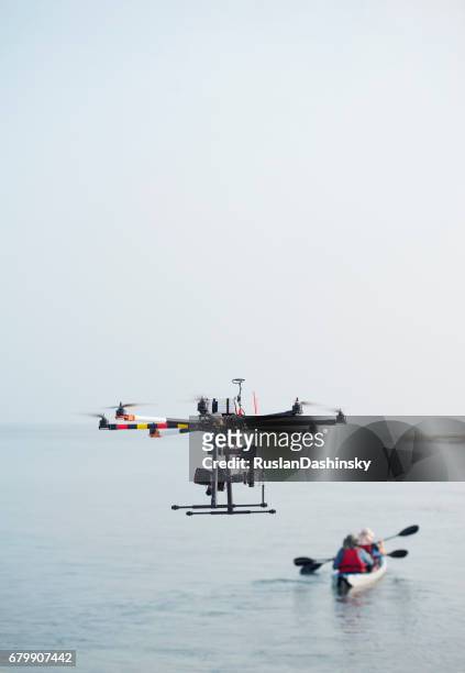 captura de kayak por helicóptero control remoto (abejón). - octocóptero fotografías e imágenes de stock