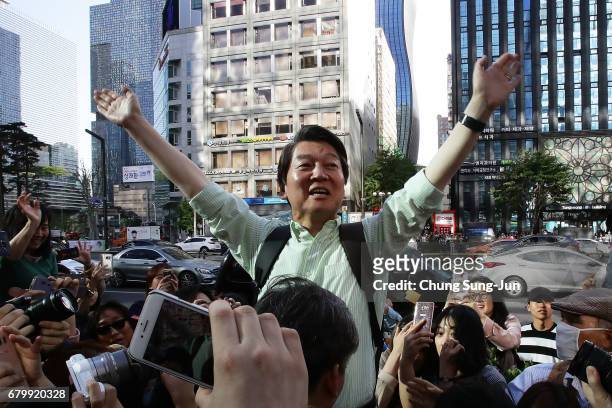 South Korean presidential candidate Ahn Cheol-Soo of the People's Party meets with people during his street election campaign on May 7, 2017 in...