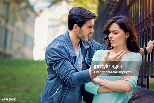 joven pareja está discutiendo en la calle - relationship difficulties fotografías e imágenes de stock