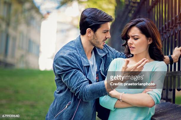 giovane coppia sta litigando per strada - bad relationship foto e immagini stock