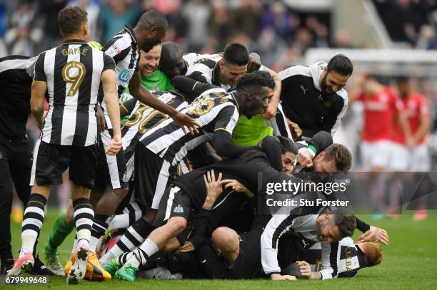 The Newcastle United team celebrate after winning the leauge title after the Sky Bet Championship match between Newcastle United and Barnsley at St...