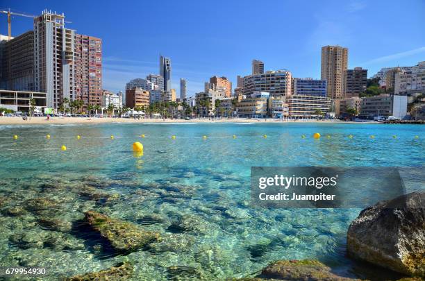 contrastes de benidorm - juampiter fotografías e imágenes de stock